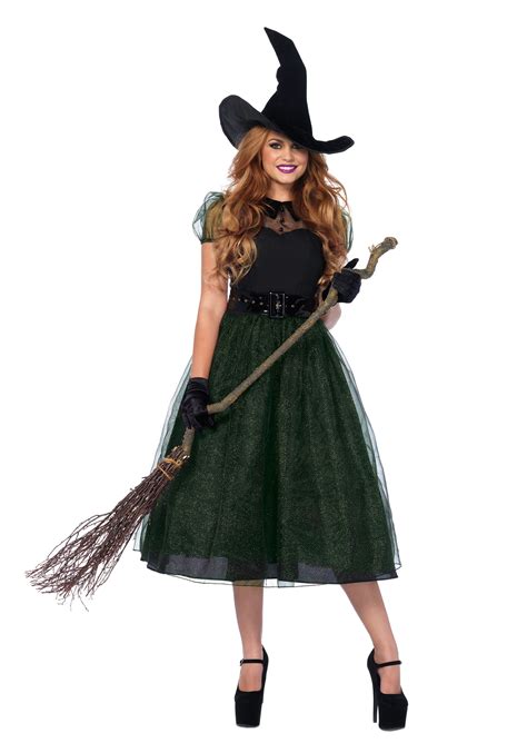 What to wear for a spellcasting adventure: Witch spellcaster outfits